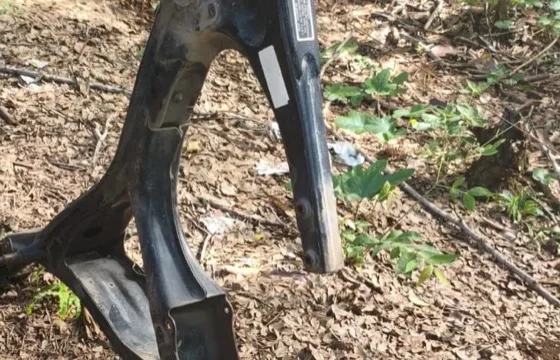 Chassi de motocicleta furtada é localizado em área rural de Pedro Leopoldo