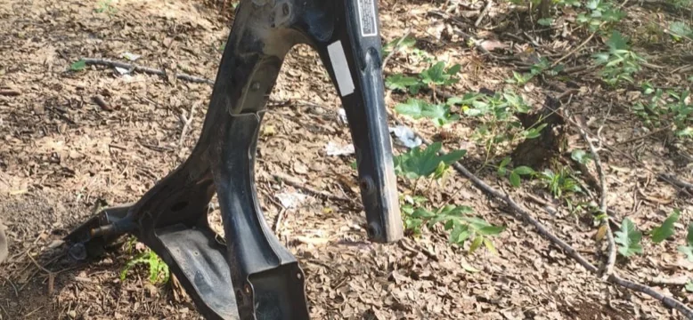 Chassi de motocicleta furtada é localizado em área rural de Pedro Leopoldo