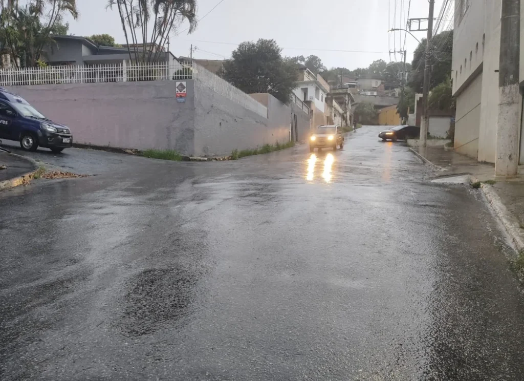 Ciclista perde o controle e colide com veículo em cruzamento durante chuva em Pedro Leopoldo