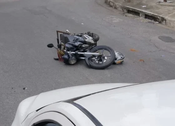 Colisão entre carro e motocicleta deixa condutor ferido em cruzamento de Sete Lagoas