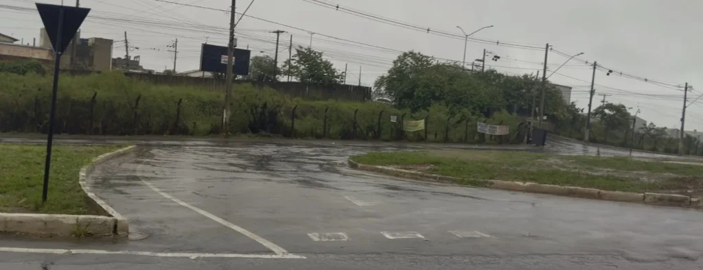 Colisão entre carro e motocicleta é registrada em rotatória de Pedro Leopoldo