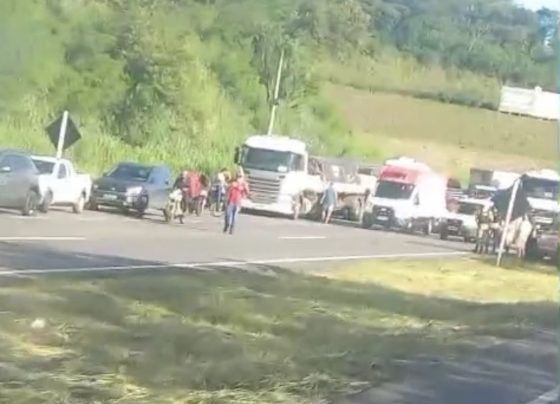 Grave acidente entre carro e motocicleta deixa vítima em estado gravíssimo na MG-424