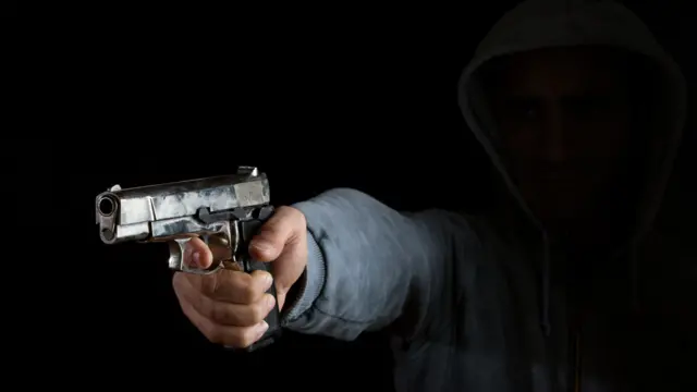 Homem encapuzado dispara contra fachada de prédio e foge em Pedro Leopoldo