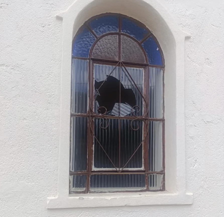 Igreja é alvo de vandalismo e tem portas e janelas quebradas em Matozinhos