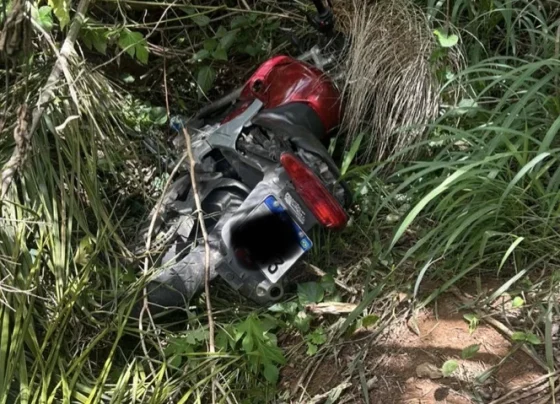 Moto furtada horas antes é encontrada abandonada em matagal e recuperada pela PM em São José da Lapa