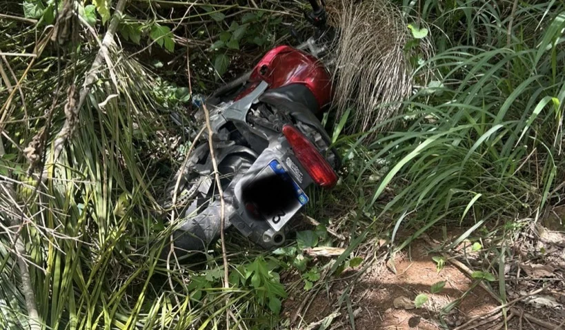 Moto furtada horas antes é encontrada abandonada em matagal e recuperada pela PM em São José da Lapa