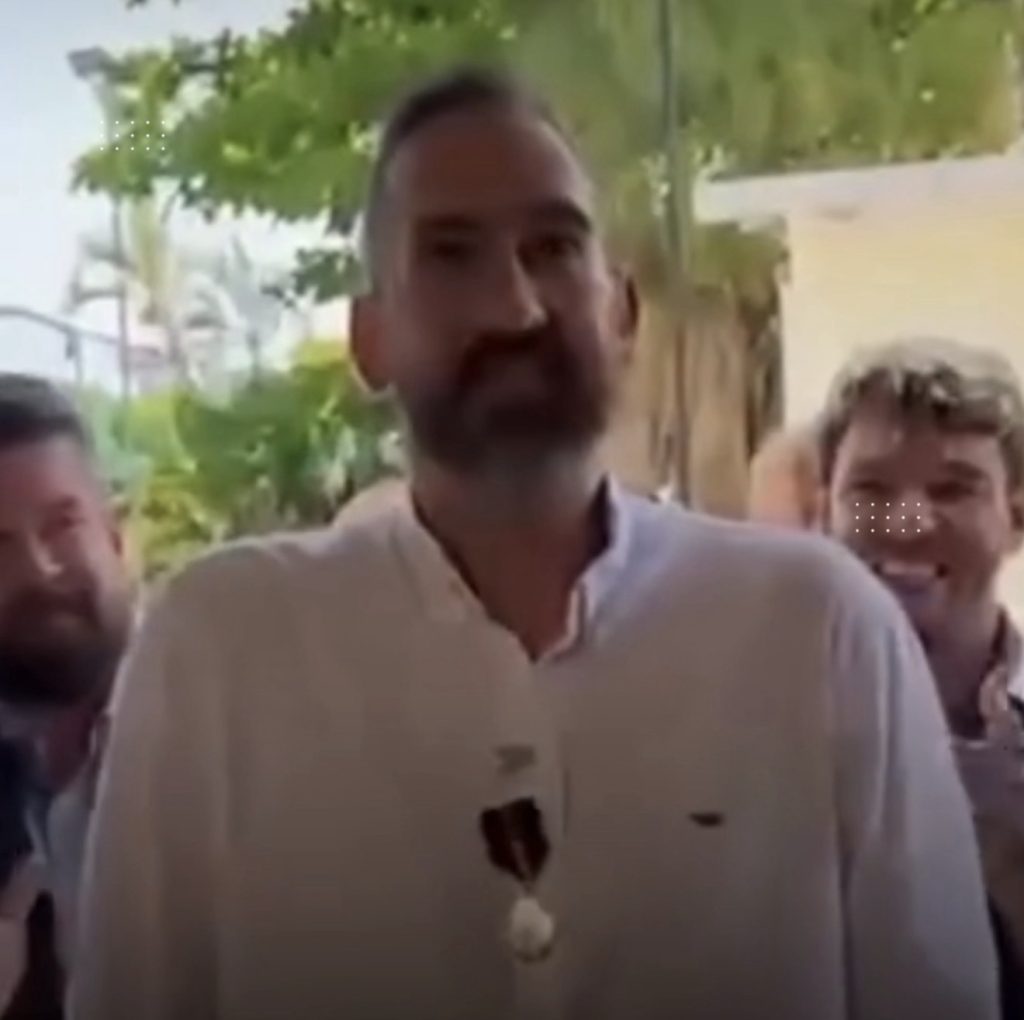 VÍDEO: Após quase três meses afastado, delegado baleado em megaoperação é recebido com aplausos no retorno ao trabalho