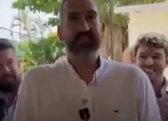 VÍDEO: Após quase três meses afastado, delegado baleado em megaoperação é recebido com aplausos no retorno ao trabalho