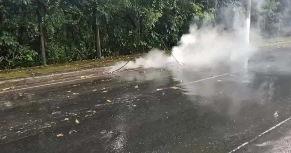 VÍDEO: Rua São Paulo é interditada em Pedro Leopoldo após fiação energizada se romper durante chuva