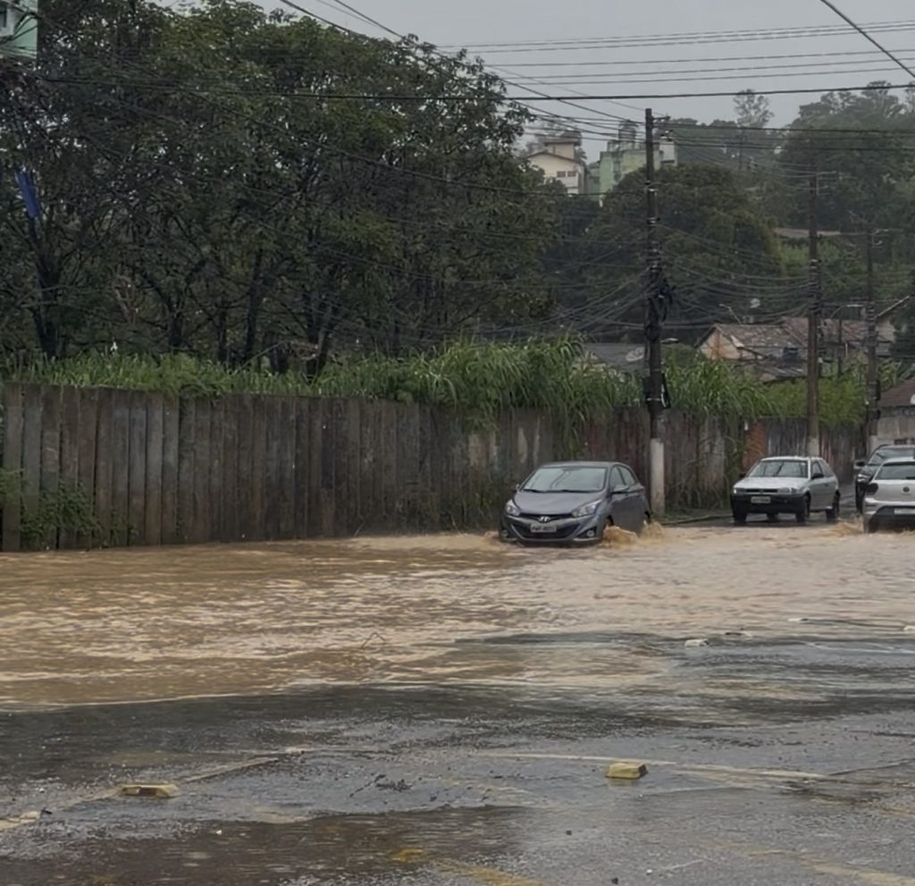VÍDEO: Trecho da rua São Paulo fica alagado em Pedro Leopoldo após chuva intensa