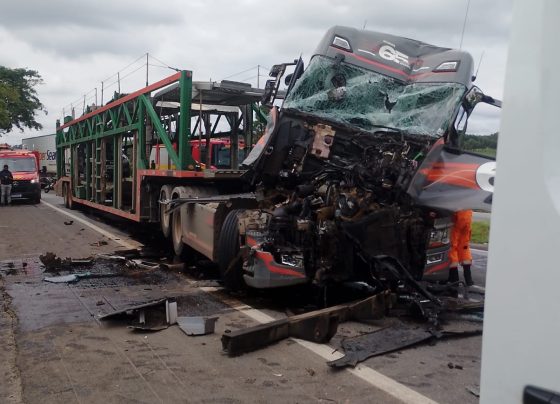 Batida entre carretas mobiliza Bombeiros na BR 040 em Sete Lagoas