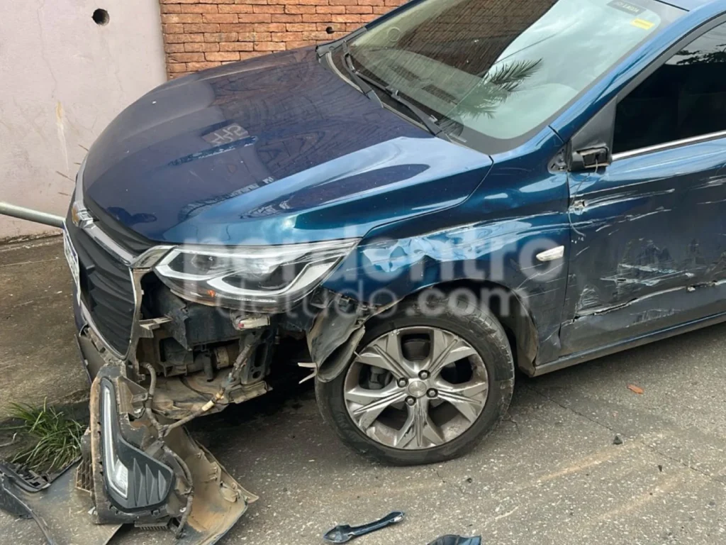 Caminhão atinge carro estacionado no bairro Progresso, em Matozinhos