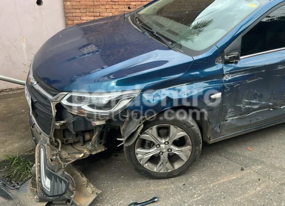 Caminhão atinge carro estacionado no bairro Progresso, em Matozinhos