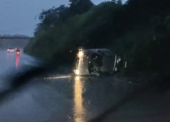 Carro capota na MG-424 em São José da Lapa e interdita parcialmente pista sentido BH