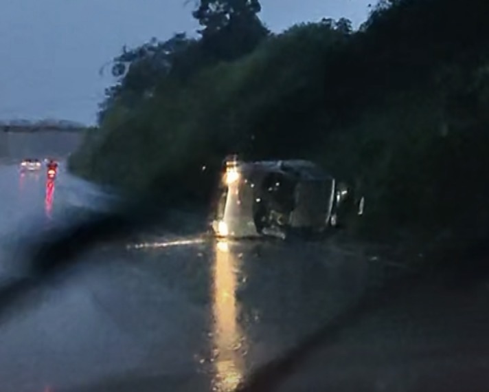 Carro capota na MG-424 em São José da Lapa e interdita parcialmente pista sentido BH