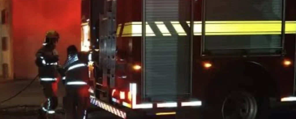 Carro pega fogo em via pública durante a madrugada em Sete Lagoas