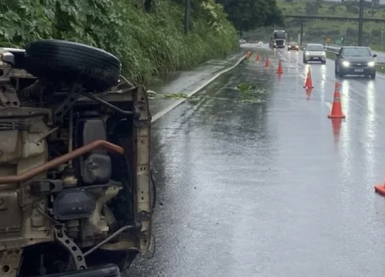Carro tomba após motorista perder controle na MG-424, em São José da Lapa