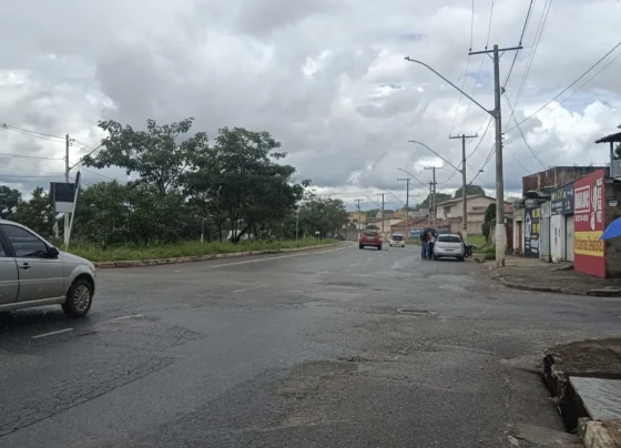 Colisão entre carro e bicicleta deixa ciclista ferida na Avenida Norte-Sul, em Sete Lagoas