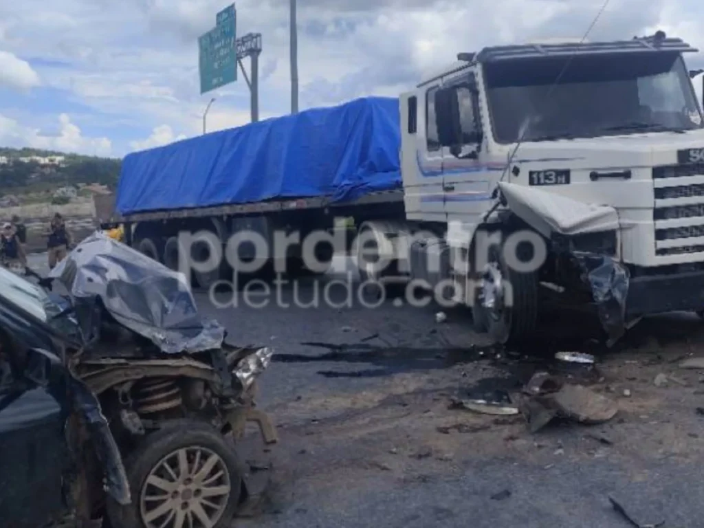 Homem morre após carro invadir contramão e bater de frente com caminhão que acessava a MG-424