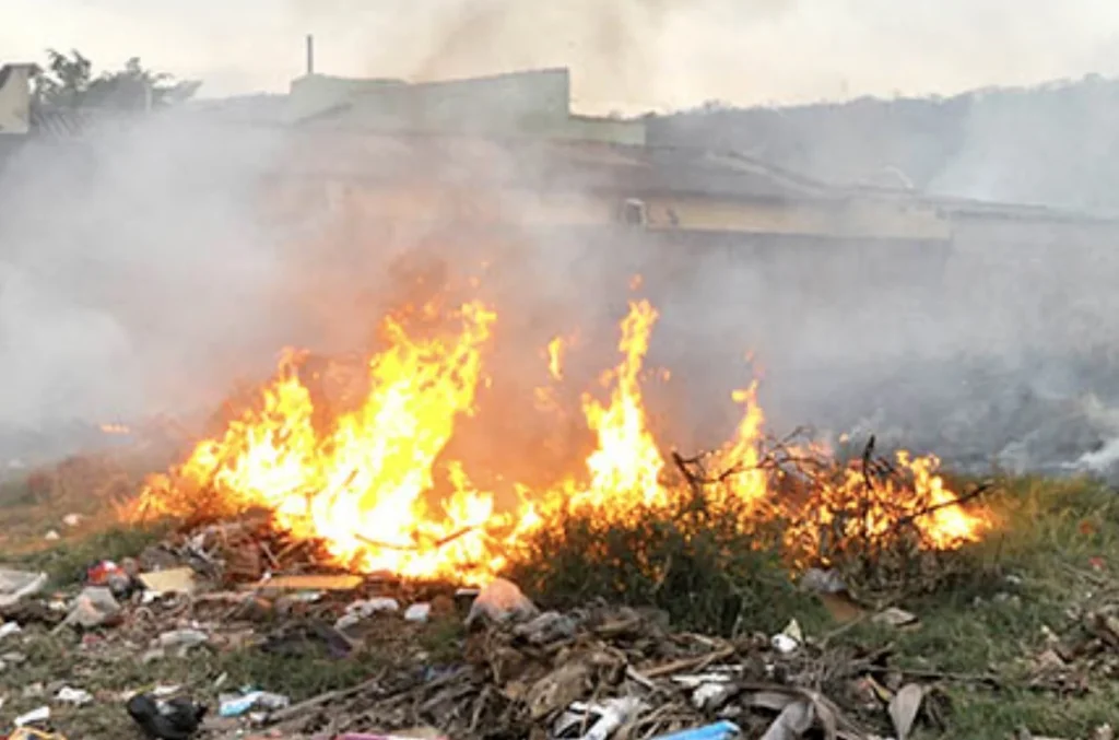 Incêndio em amontoado de lixo mobiliza Bombeiros em Sete Lagoas