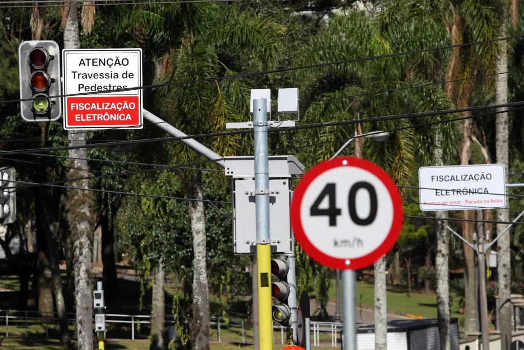 Morador de Pedro Leopoldo denuncia clonagem de placa após receber multas de micro-ônibus em outro estado
