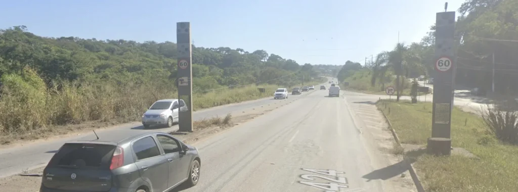 Motociclista fica ferido após colidir com radar na MG-424, em Pedro Leopoldo
