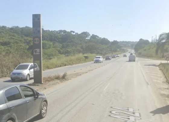 Motociclista fica ferido após colidir com radar na MG-424, em Pedro Leopoldo