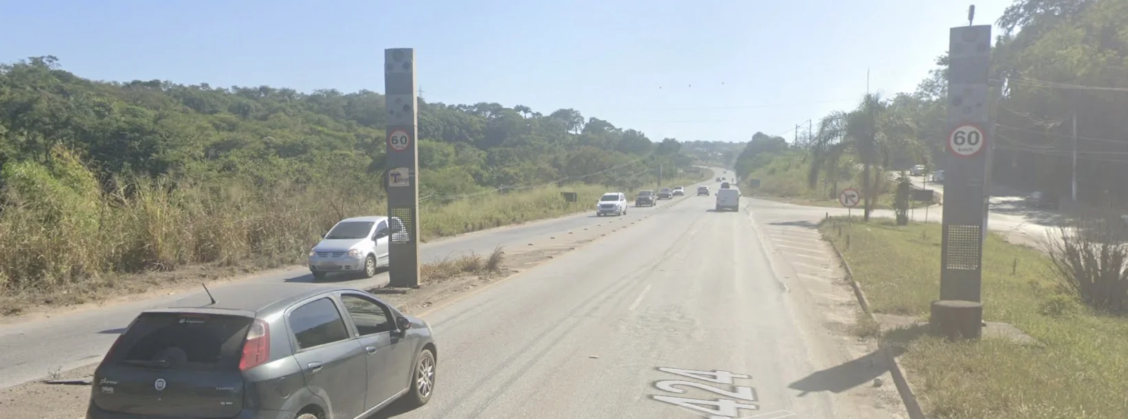 Motociclista fica ferido após colidir com radar na MG-424, em Pedro Leopoldo