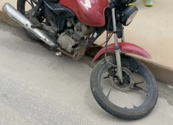 Motociclista fica ferido após colisão com carro em rotatória de Pedro Leopoldo