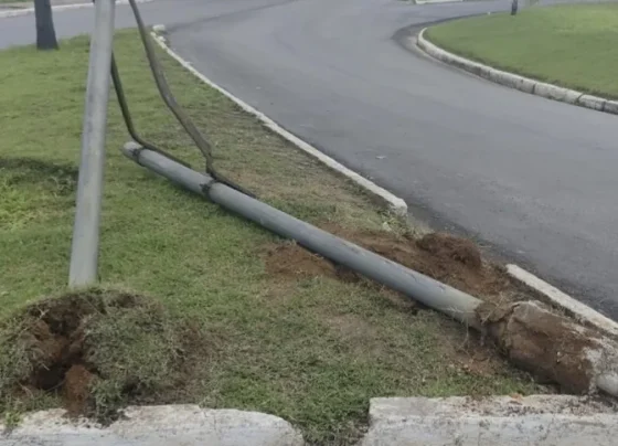Motorista perde controle da direção e atinge placa de sinalização na entrada de Pedro Leopoldo