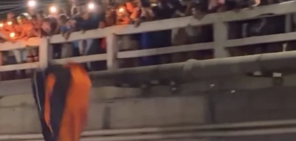 Multidão acompanha “enterro” do Boi da Manta na Praça Doutor Serra, em Pedro Leopoldo