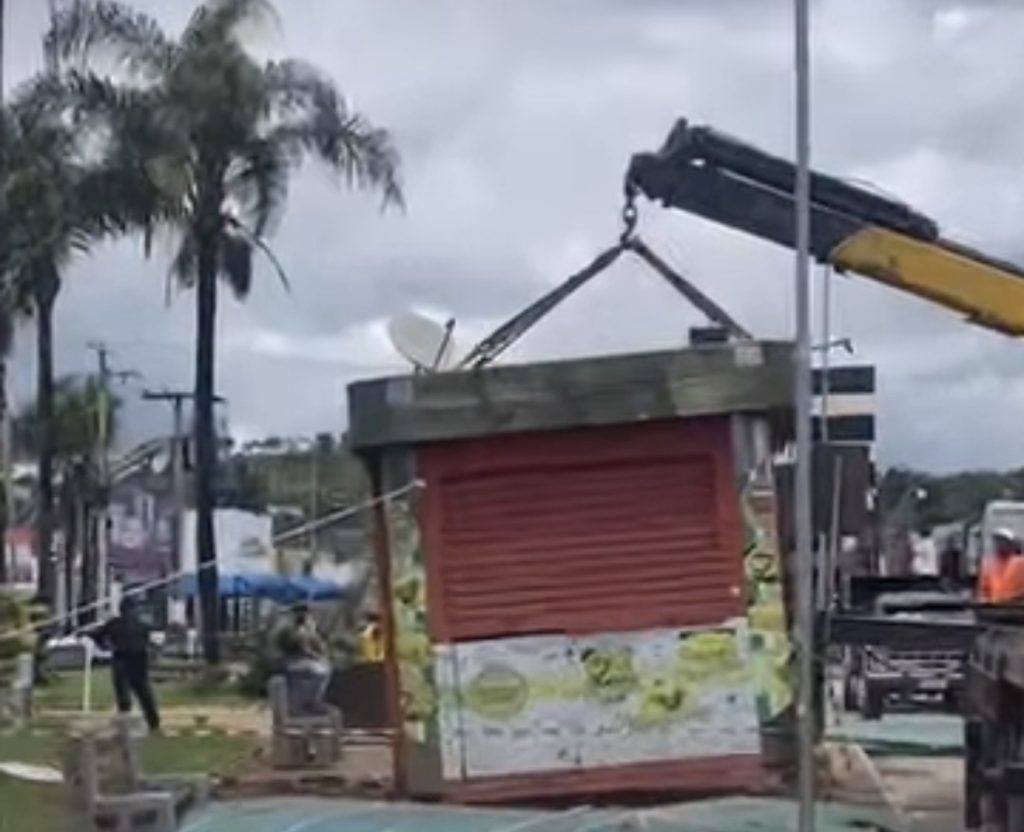 Trailer é retirado da Praça da Prefeitura após descumprimento de regras de reorganização do espaço público