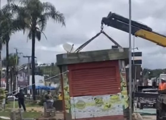 Trailer é retirado da Praça da Prefeitura após descumprimento de regras de reorganização do espaço público