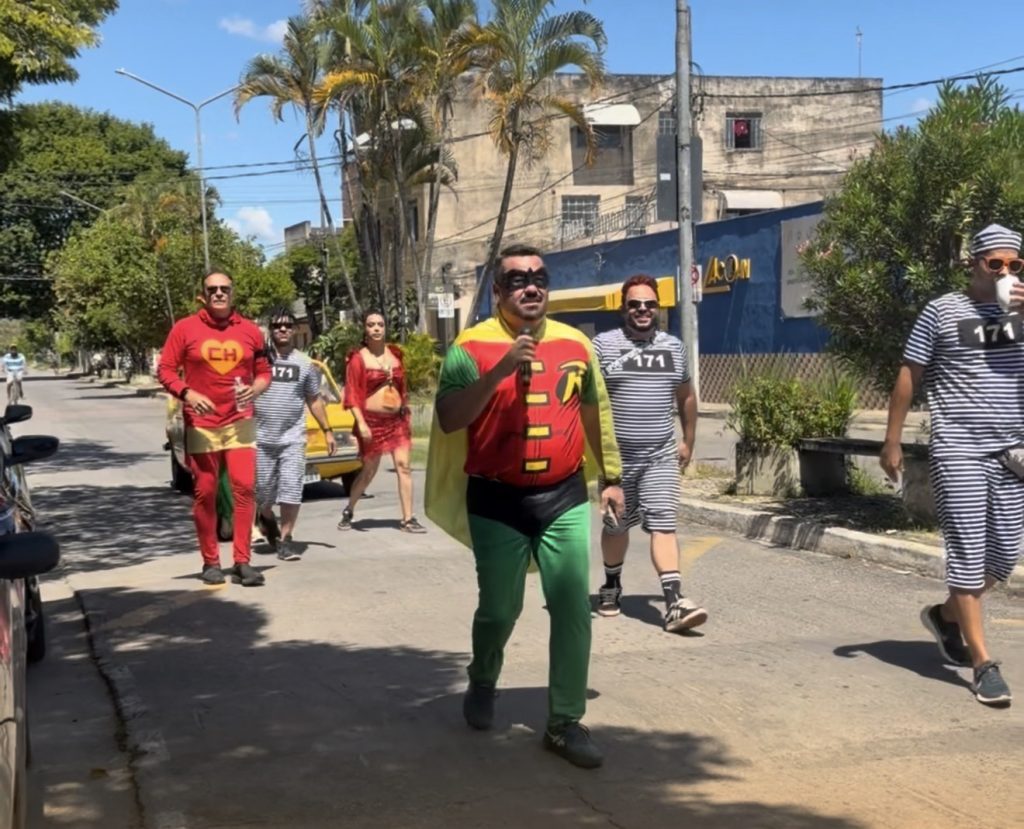 VÍDEO: Ao som de Mamonas Assassinas, Bloco Pequena Eva chega de “Brasília Amarela” à Praça Tancredo Neves