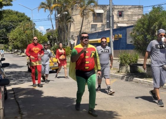 VÍDEO: Ao som de Mamonas Assassinas, Bloco Pequena Eva chega de “Brasília Amarela” à Praça Tancredo Neves