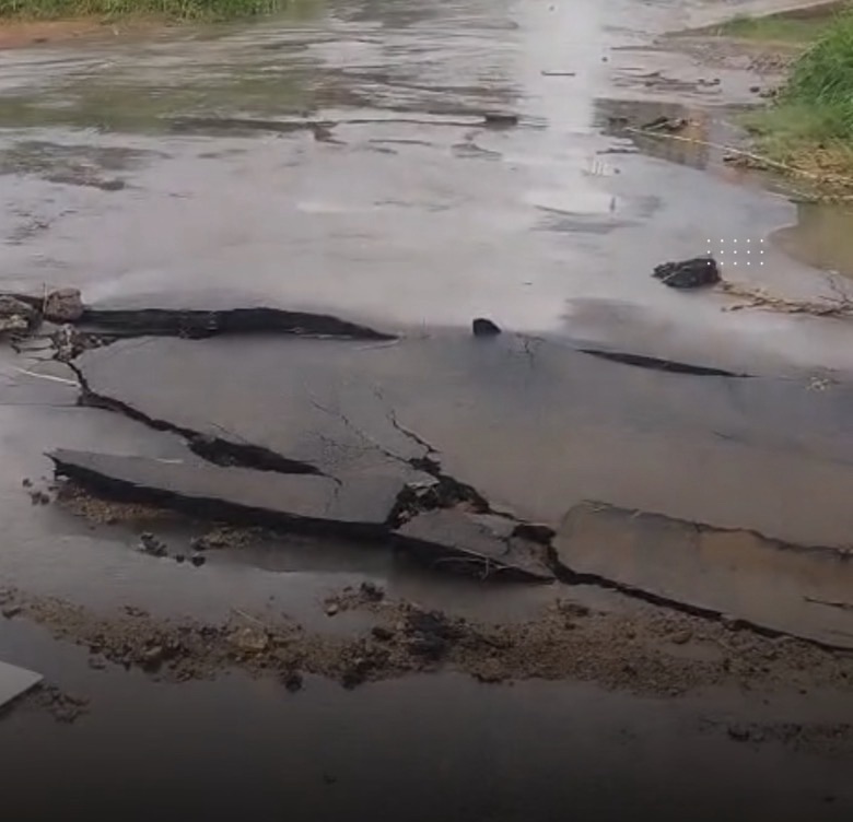 VÍDEO: Asfalto cede e motoristas devem redobrar atenção no Bairro São Paulo, em Matozinhos