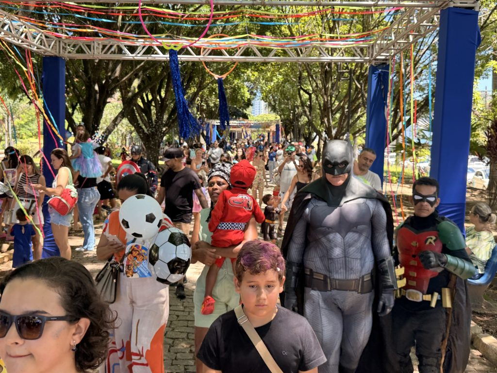 VÍDEO: Boizinho chega à Praça da Estação e anima o Centro de Pedro Leopoldo
