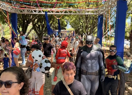 VÍDEO: Boizinho chega à Praça da Estação e anima o Centro de Pedro Leopoldo