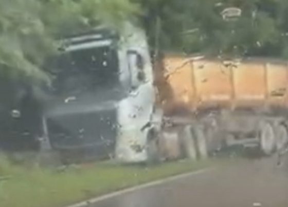 VÍDEO: Carreta bitrem sai da pista na MG-424 e bloqueia parcialmente trecho entre Matozinhos e Prudente de Morais