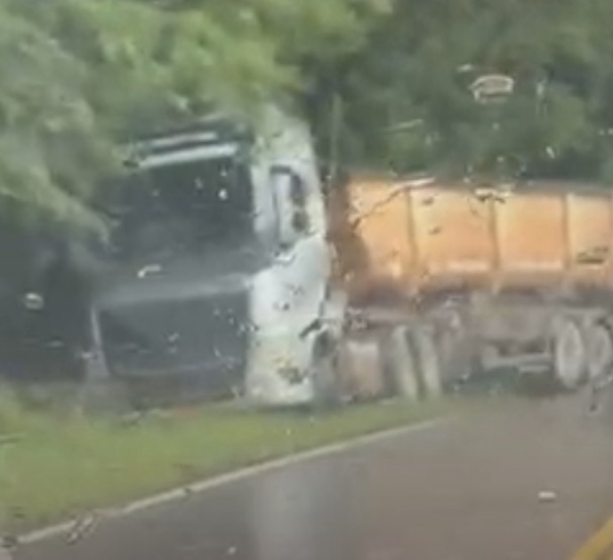 VÍDEO: Carreta bitrem sai da pista na MG-424 e bloqueia parcialmente trecho entre Matozinhos e Prudente de Morais