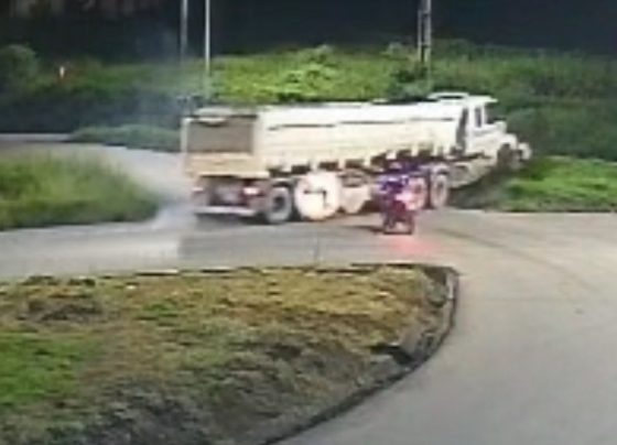 VÍDEO: Carreta invade canteiro central ao evitar colisão com motocicleta na MG-424, em Pedro Leopoldo