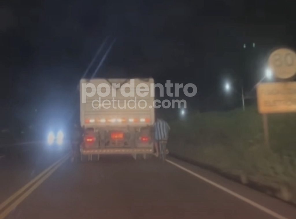 VÍDEO: Ciclistas são flagradas pegando rabeira em caminhão na MG-424, em Pedro Leopoldo