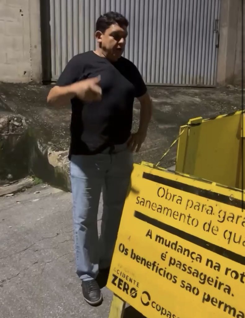 VÍDEO: Cratera causada por vazamento de esgoto revolta moradores no bairro Santo Antônio, em Pedro Leopoldo