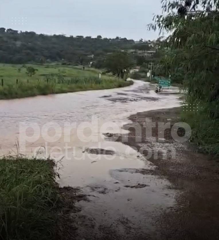 VÍDEO: Moradora reclama de alagamentos na MTZ-010 em Matozinhos