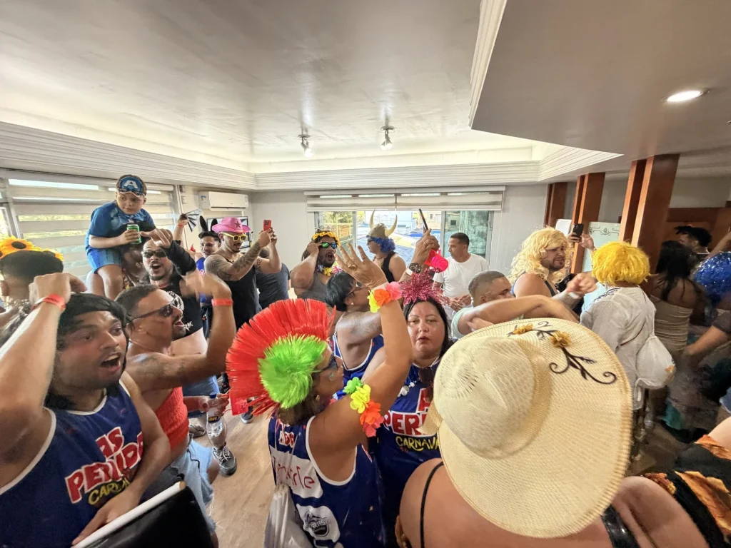 VÍDEO: Prefeito reforça que “gabinete é do povo” e celebra tradição das Perdidas no Carnaval de Matozinhos