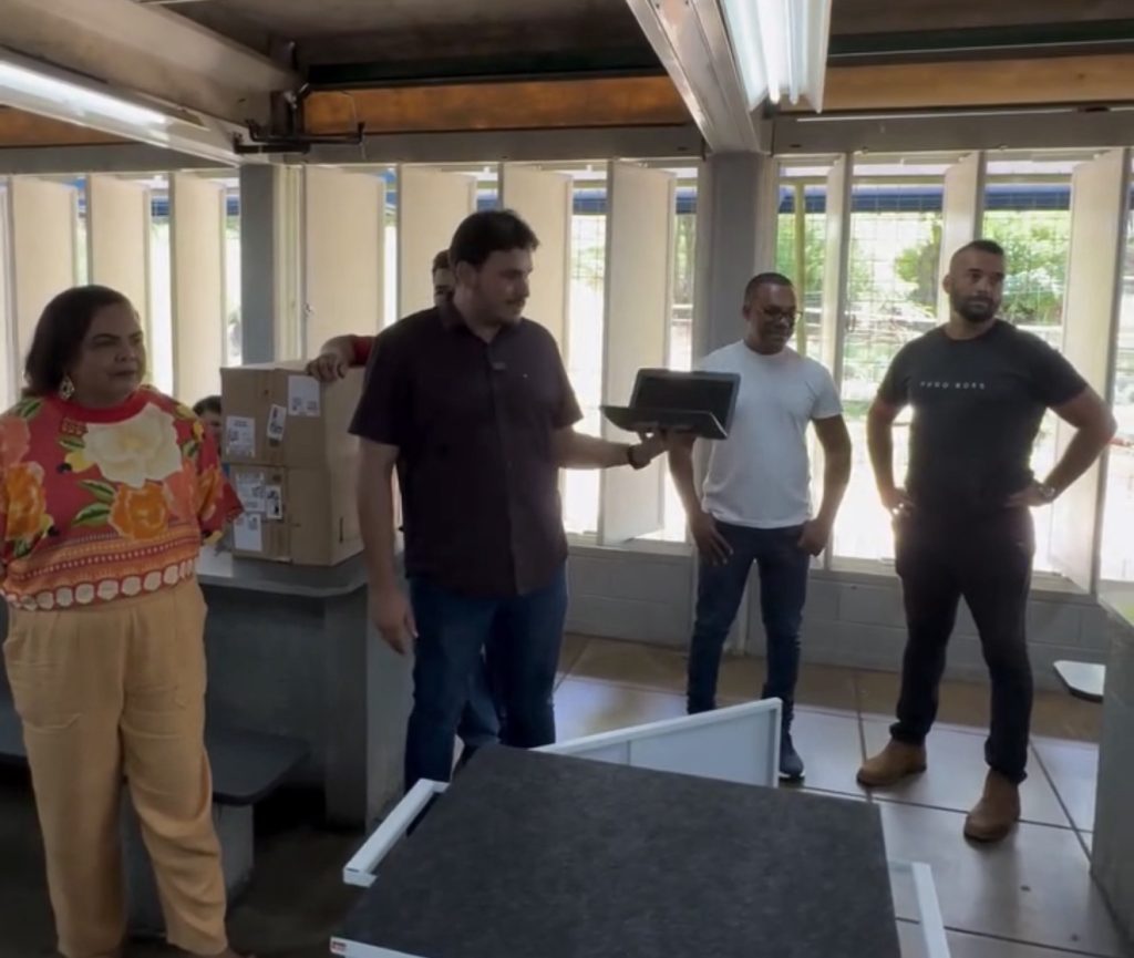 VÍDEO: Prefeitura de Matozinhos entrega 60 chromebooks na Escola Caic e avança na modernização da educação municipal