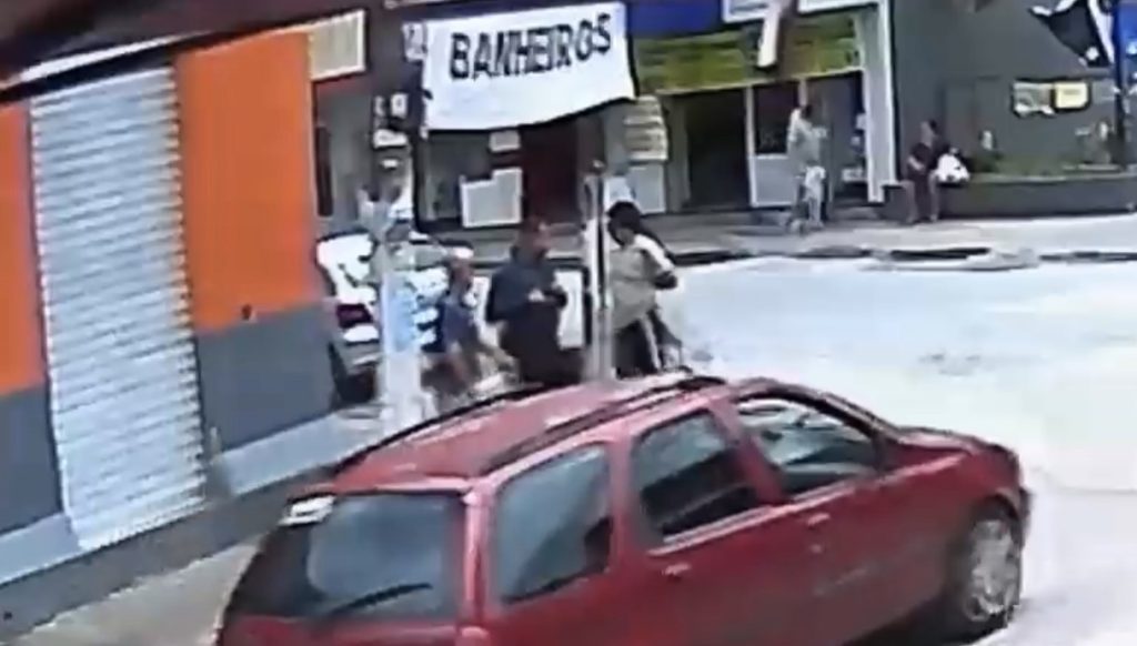 VÍDEO: Prefeitura de Pedro Leopoldo esclarece boato sobre ação de fiscais em venda de pequi no Centro