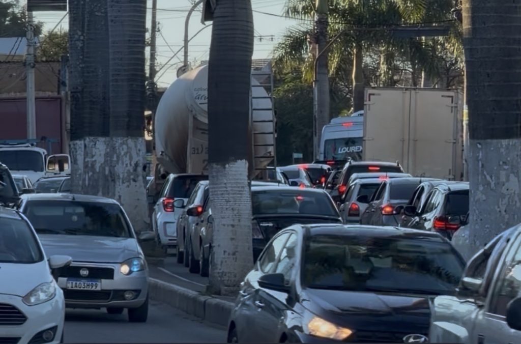 VÍDEO: Semáforos desligados e Carnaval provocam congestionamento na Avenida Caio Martins, em Matozinhos