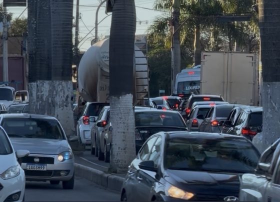 VÍDEO: Semáforos desligados e Carnaval provocam congestionamento na Avenida Caio Martins, em Matozinhos