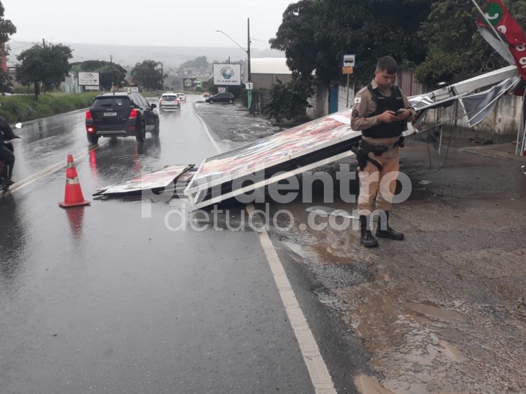 Ventania derruba outdoor na MG-424, em Matozinhos